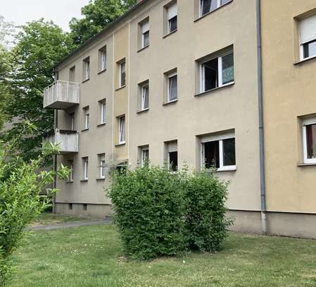 Schöne Wohnung mit einem Fenster im Badezimmer und einem eigenen Kellerraum