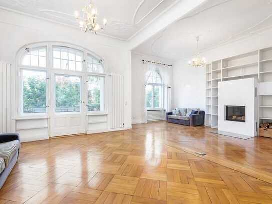 Erste Reihe an der Spree: Herrschaftlicher Altbau mit Kamin, hohen Decken, Loggia und Wasserblick