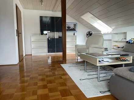 Sehr schöne, helle & hochwertige 4,5-Zimmer-DG-Wohnung mit Balkon und EBK in Oggelshausen