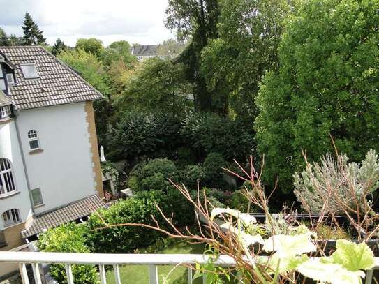 Bismarckviertel 3-Zimmer-DG-Wohnung mit Parkett und Balkon mit diesem Ausblick