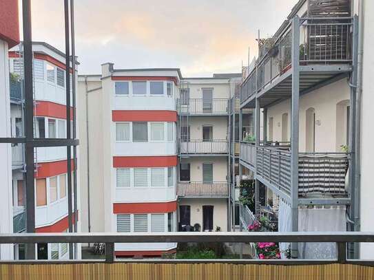 Zum Gleicheinziehen - 2 Zimmer mit Balkon, kurz vor dem Riebeckplatz