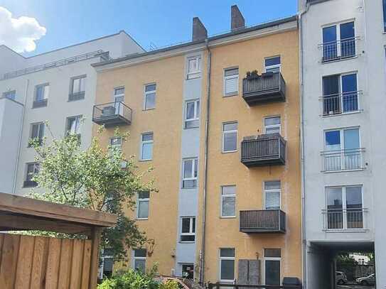 helle 1-Zimmer-DG-Wohnung mit Blick zum Fernsehturm in Berlin Weißensee