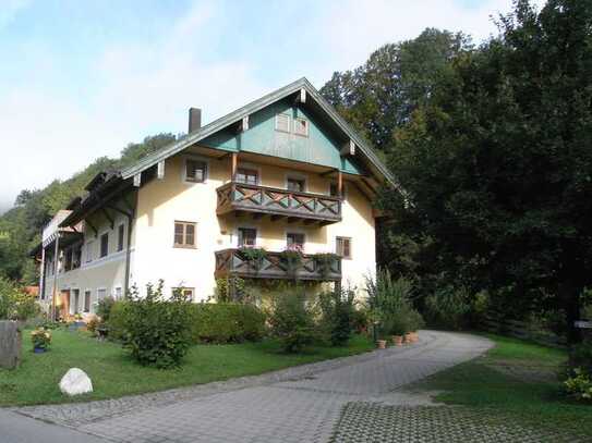 Erstbezug nach Sanierung mit Terrasse: Stilvolle 3-Zi-Erdgeschosswohnung mit geh. Innenausstattung