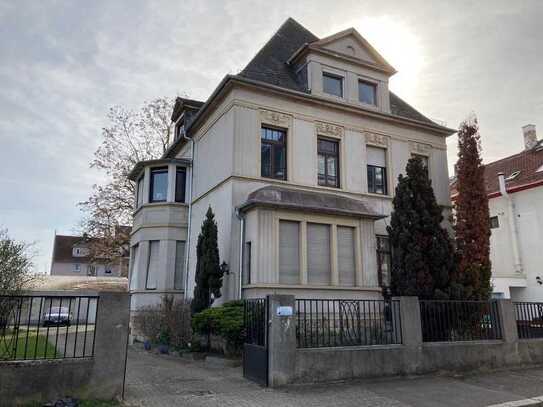 Etagenwohnung in Klassizistischer Villa