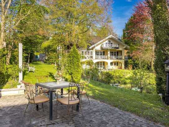 Klassisches Landhaus mit Einliegerwohnung, Edelstahlpool und parkähnlichem Garten