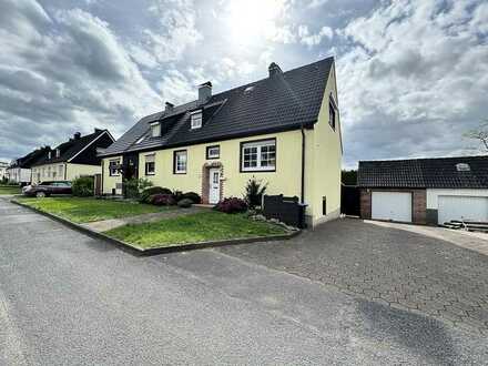 Doppelhaushälfte mit Garage auf großem Grundstück in beliebter Lage!