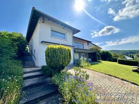 Großzügiger Walmdach-Bungalow in Hanglage mit schönem Fernblick