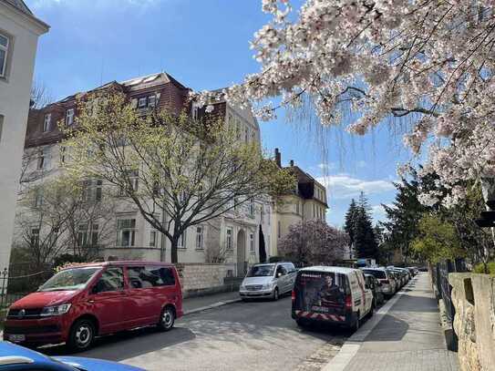 CHARMANTE MAISONETTWOHNUNG MIT BLICK ÜBER DIE ELBSCHLÖSSER BIS ZUM FERNSEHTURM