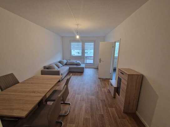 **TEILMÖBILIERTE WOHNUNG** 3-Zimmer-Wohnung // Einbauküche // Balkon // ab sofort