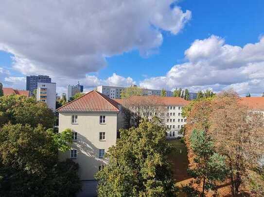 Mit Blick auf den Alex, 2-Zimmer-Wohnung mit Balkon