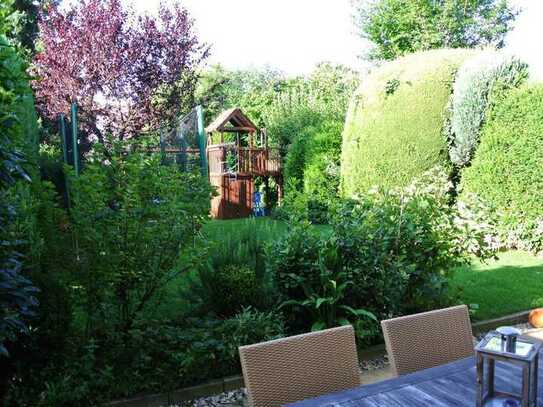 Moderne und familienfreundliche Doppelhaushälfte mit herrlichem Garten und Skyline Blick