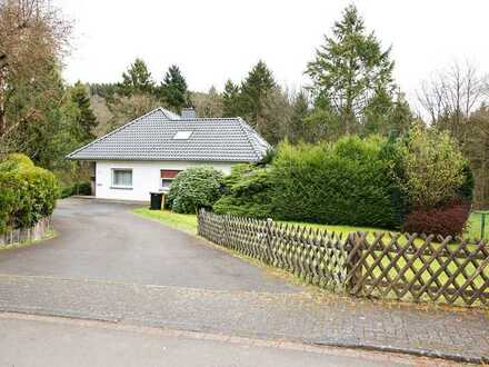 Freistehendes großzügiges Einfamilienhaus mit Garage und Anbau sowie weitläufigem Garten