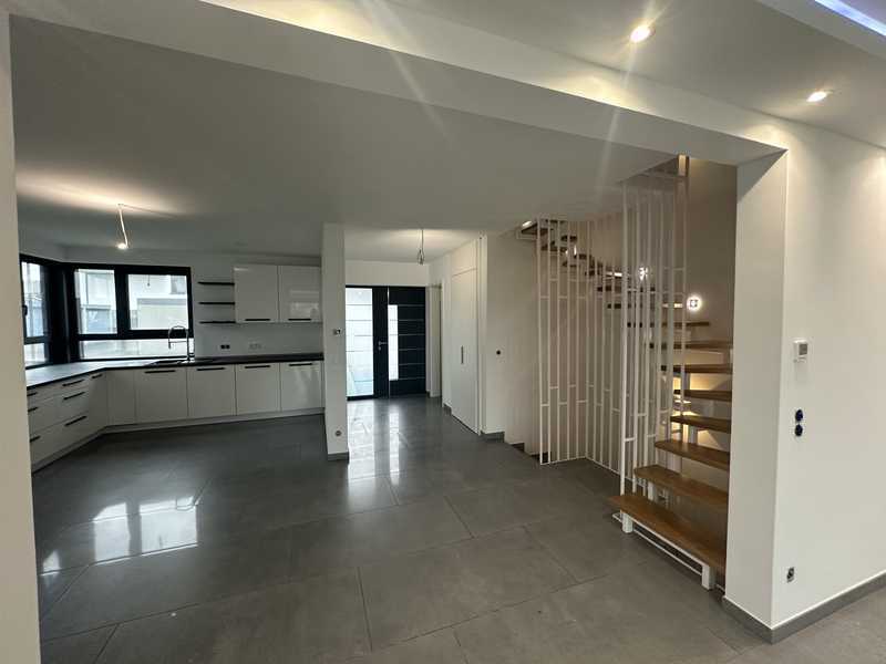 Neuwertiges Haus mit sechs Zimmern und EBK in Dortmund