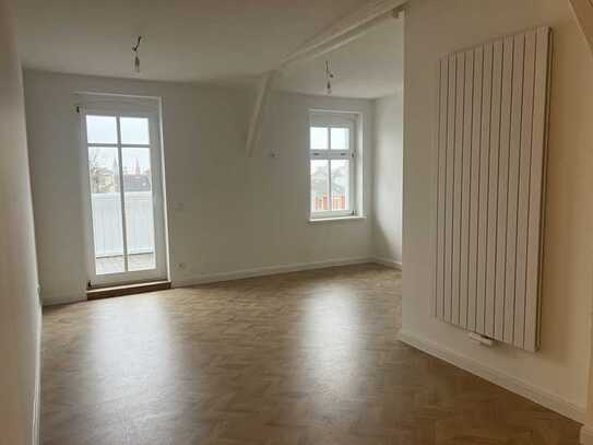 Erstbezug nach Sanierung mit Balkon: Freundliche 6-Zimmer-DG-Wohnung mit geh. Innenausstattung