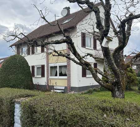 2-Familienwohnhaus mit Garage, ausgeb. DG, geeignet für Büro o. Hobby in ruhiger Wohnl. u. Garten.