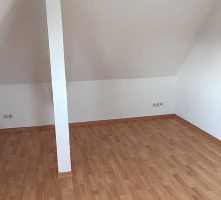 2-Zimmer-DG-Wohnung mit Einbauküche