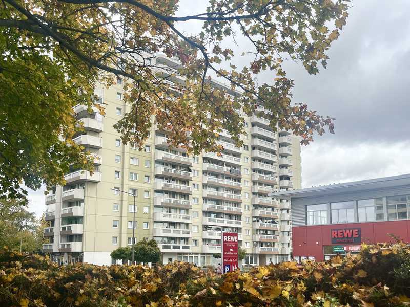 Praktisch gelegene 3-Zimmer-Wohnung im 10. OG in Frankfurt- Nieder-Eschbach | TG-Stellplatz