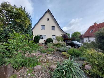 Ein charmantes Einfamilienhaus mit vier Schlafzimmern und mit großzügigem Garten in Altenhagen!