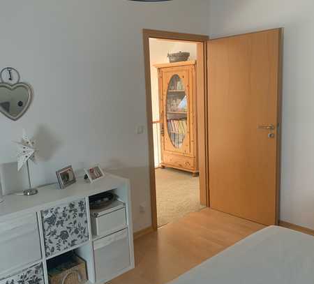 Ansprechende und neuwertige 3-Zimmer-Maisonette-Wohnung mit geh. Innenausstattung mit Balkon