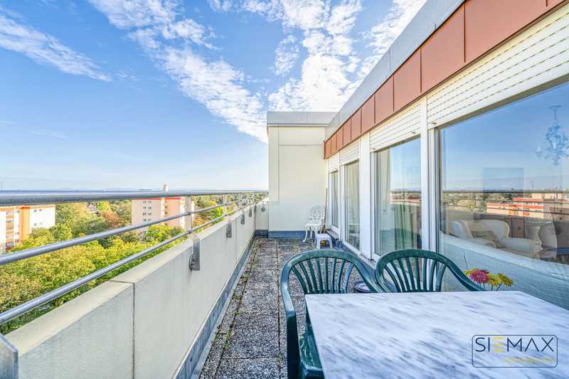 URBANES PENTHOUSE-LIVING mit drei Zimmern
und Schwimmbad und Saunen im Haus!