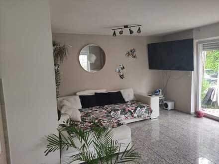 Geschmackvolle 1 Zimmer Wohnung mit Terrasse, Einbauküche und Gartenanteil in Hirblingen