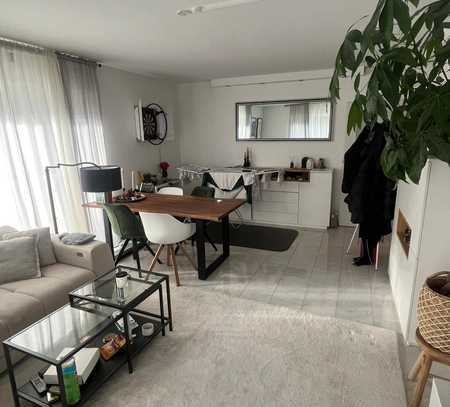 Schöne und ruhige 2 Zimmer Wohnung mit großem Balkon