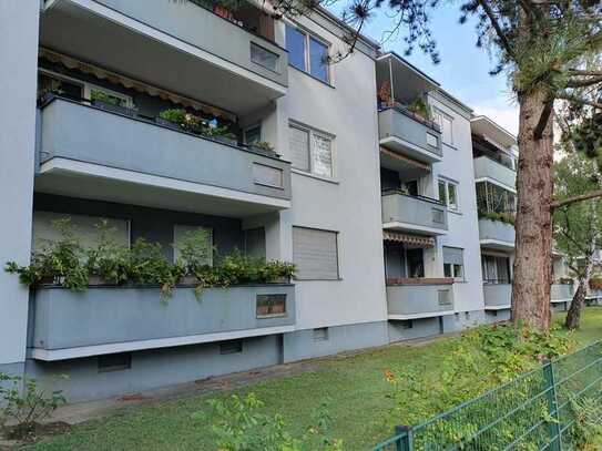 Geschmackvolle, gepflegte 2,5-Zimmer-Hochparterre-Wohnung mit Balkon und EBK