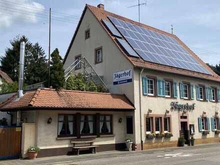 Eingeführte Gaststätte mit idyllischem Innengarten und Wohnung