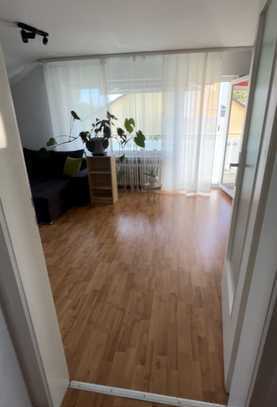 Hübsche 2-Zimmer-DG-Wohnung mit Einbauküche, Balkon und Badewanne