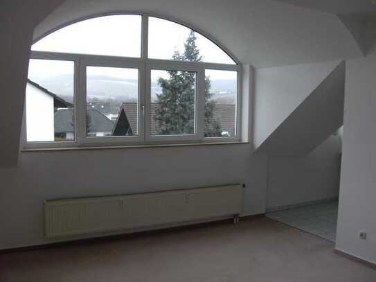 2-Zimmer-Dachgeschosswohnung mit Balkon und EBK in Eltville nahe EBS