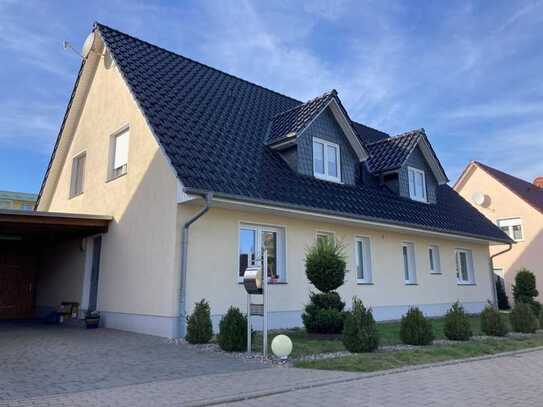 Vermietet: Moderne Haushälfte mit Terrasse und Carport....