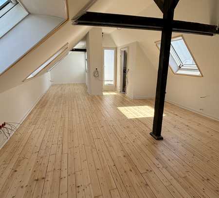 Altbau Dachwohnung mit Loftcharakter mit Terrasse in Düsseldorf Medienhafen