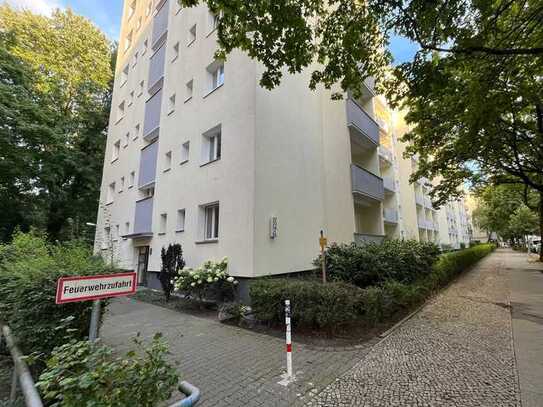 Stilvolle, modernisierte 1,5-Raum-Hochparterre-Wohnung mit Balkon in Berlin Tiergarten