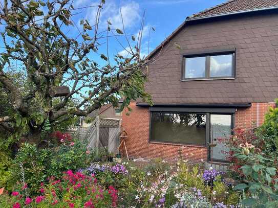 Doppelhaushälfte in Bevenrode mit Carport, Vollkeller und grundsolider Klinkerfassade