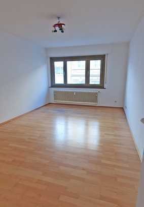 4595 - Renovierte 3-Zimmerwohnung mit Balkon Nähe Europaplatz!