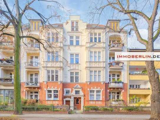 IMMOBERLIN.DE - Schöne Lage! Großzügige Stuck-Altbauwohnung mit ruhiger Loggia