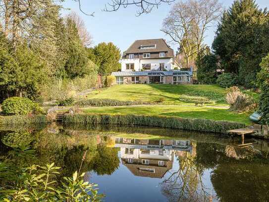 Landhaus aus den 1930er Jahren auf Parkgrundstück mit eigenem See im Südviertel -
Die Villa Walbert