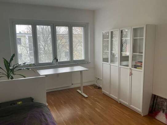 Helles möbliertes Zimmer in einer 3-Zimmer Wohnung im Herzen von Lankwitz (Bezirk Steglitz)