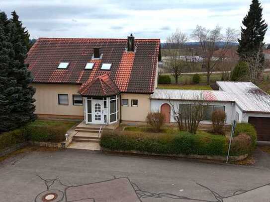 EINZIGARTIGES EINFAMILIENWOHNHAUS MIT GROSSEM GRUNDSTÜCK