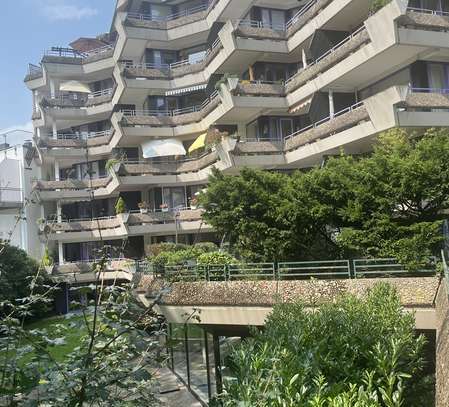 Attraktive Wohnung mit großem Balkon, Blick ins Grüne - Schwimmbad und Sauna im Haus