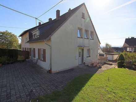 Reserviert ! RANDLAGE! Einfamilienhaus als Doppelhaushälfte mit 2 Garagen und großem Garten