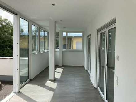 Erstbezug: schöne 2-Zimmer-DG-Wohnung mit Einbauküche + Dachterrasse in Ransbach-Baumbach
