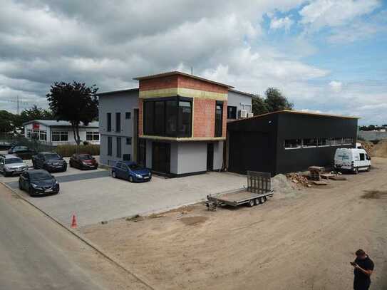 Neuwertiges Bürogebäude mit Lagerhalle