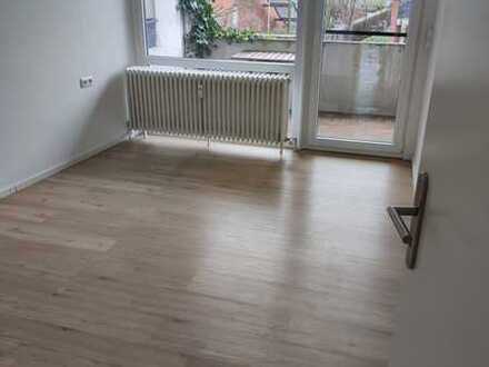 Schöne Zweizimmerwohnung mit Balkon, Einbauküche und Einzelgarage