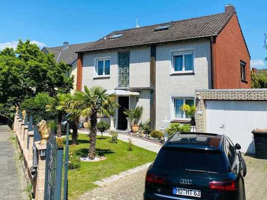 Freistehendes Zweifamilienhaus mit tollem Garten.