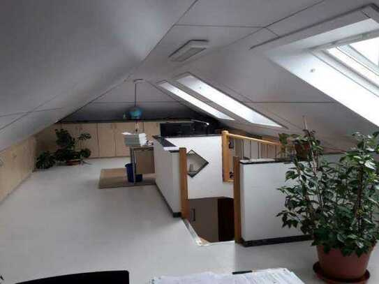Helles und freundliches Büro mit großer Dachloggia in Wangen - All-in-Miete