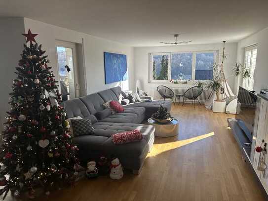 Geschmackvolle Terrassenwohnung mit viereinhalb Zimmern sowie zwei Terrassen und EBK in Leonberg