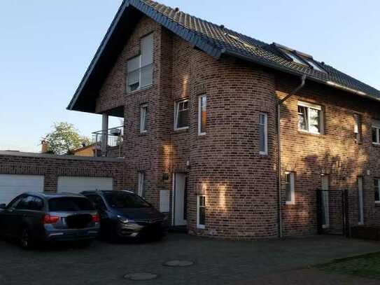 Zwei Familienhaus mit Maisonettwohnung in Neuss Uedesheim.