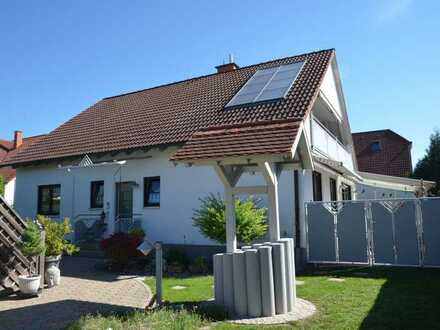 Gundelsheim: Freistehendes Zweifamilien-Wohnhaus mit Doppelgarage