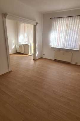 Sonnige zwei-Raum-Wohnung mit Balkon, Tageslichtbad und grünem Innenhof in ruhiger Nebenstrasse